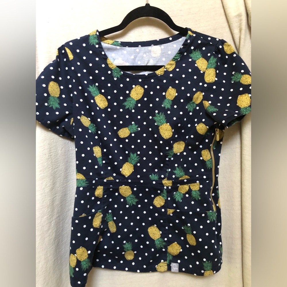 Small jaanuu scrub top peplum style.